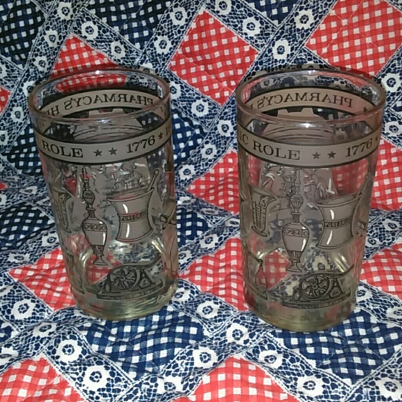 2VINTAGE 1776-1976 PHARMACY HISTORIC GLASSES. - Picture 4 of 8